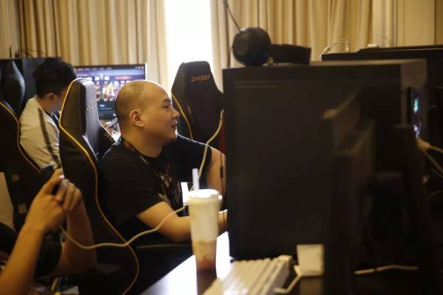 湿润牌面（如Q-J-9同花）中的高风险博弈：该进攻还是控池？（湿润牌面（如Q-J-9同花）的高波动抉择：施压进攻还是控制底池？）