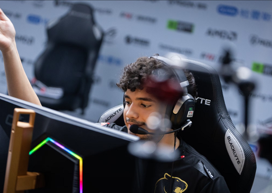 没必要那么恨他，对吧？ Xiaotian 的赵信在场上游走，刺穿了 Scout ， Weibo Gaming 先拿到赛点