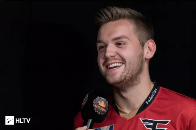 Royal Never Give Up 官方推特：我们离破产还远着呢。拿个假奖杯总比一无所有好吧？